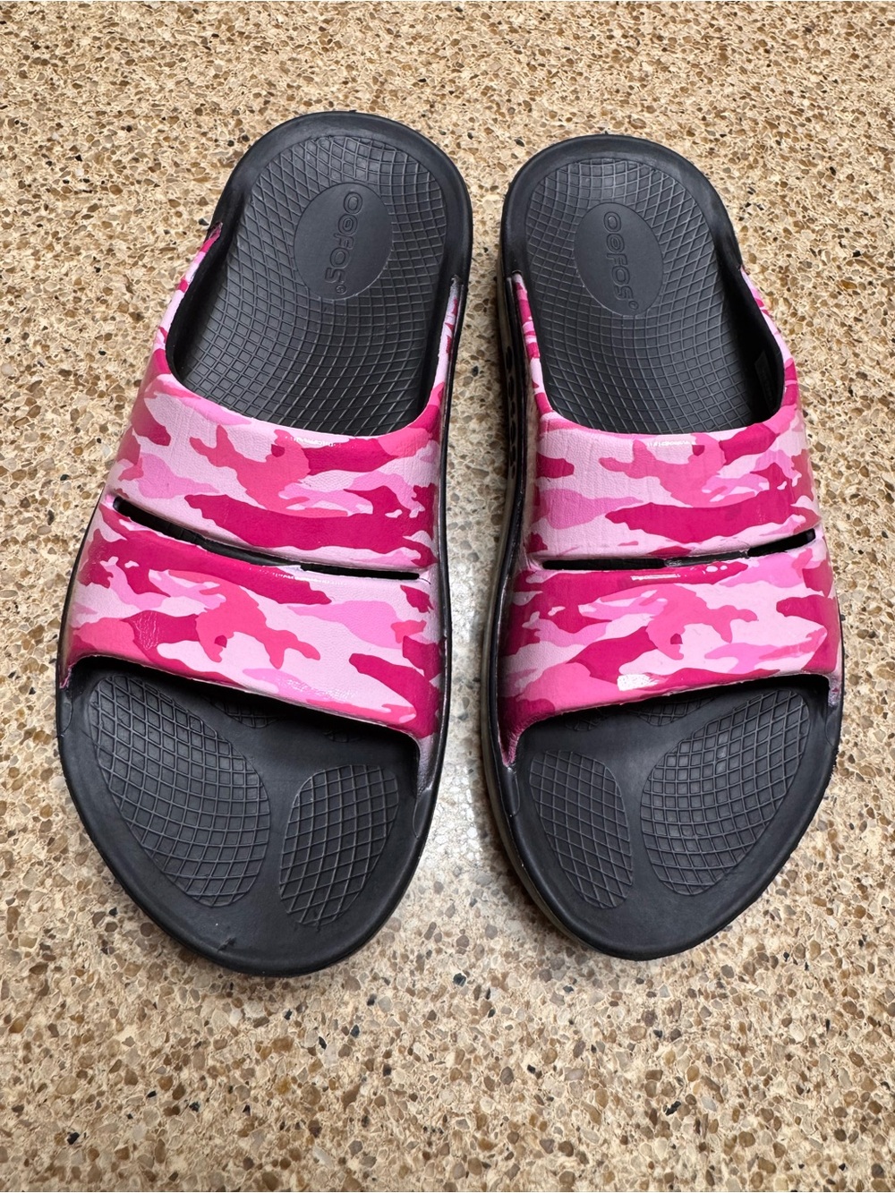 OOFOS Pink Camo Slide Sandals with Black Footbed